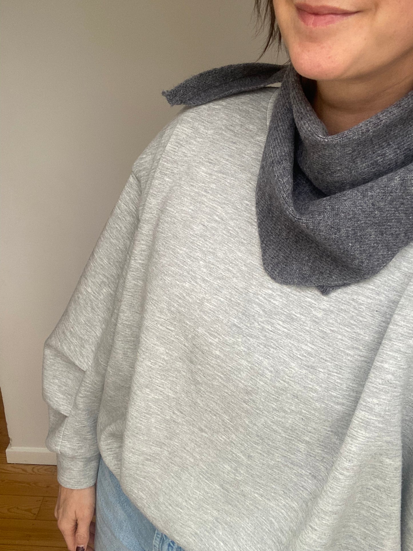 You got this - Triangle scarf DARK GREY